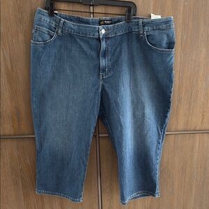 Lee Women's Relaxed Fit Mid Rise  Capri Jeans